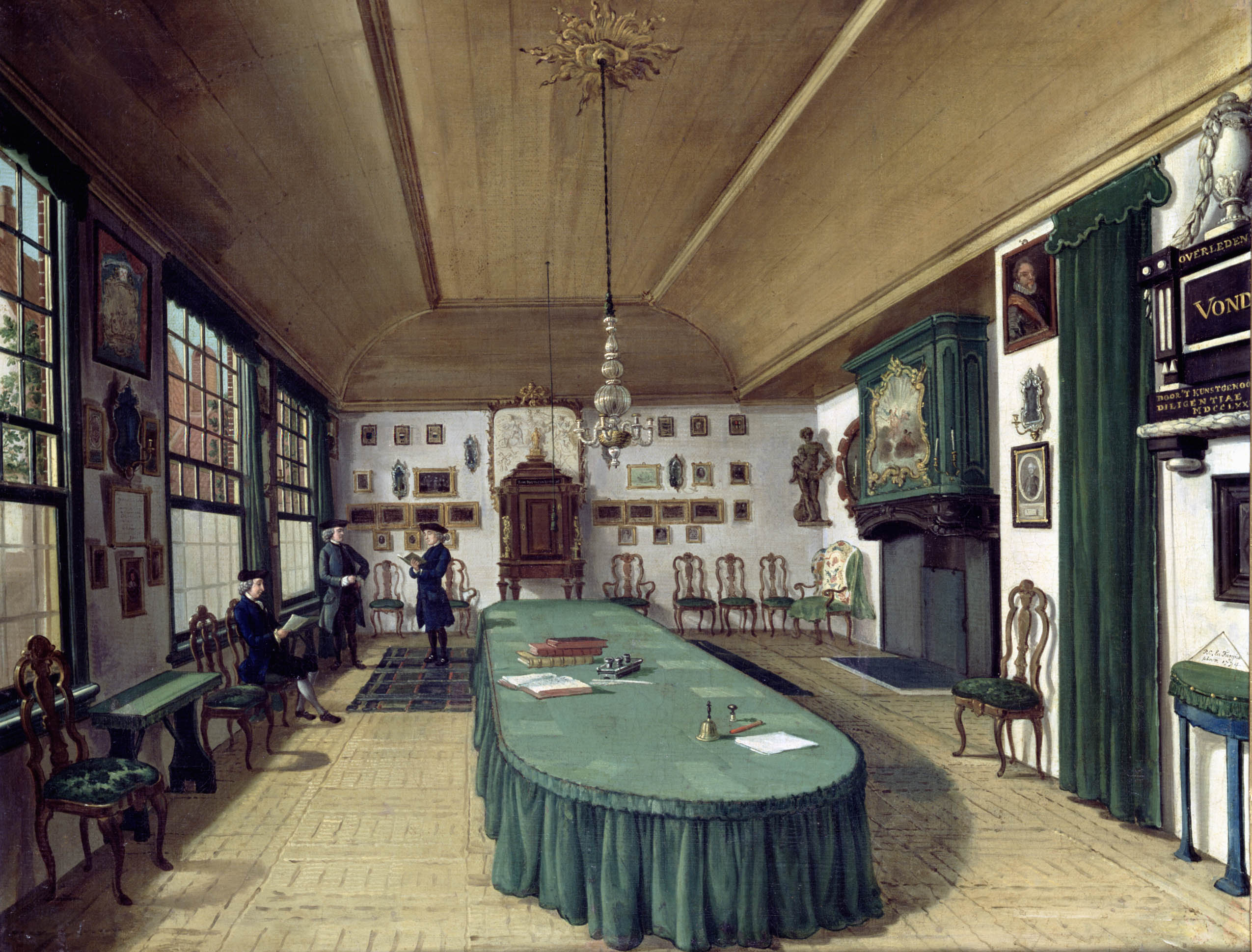 Schilderij van olieverf op doek uit 1772, waarop het rijk gedecoreerde interieur van een 18e eeuwse vergaderzaal te zien is met een gewelfd houten plafond. In de linkermuur zitten drie grote vensters waardoor zonlicht binnen valt, buiten zijn huizen en begroeiing te zien. De muren hangen vol met schilderijen, daaronder staan stoelen en smalle wandtafeltjes. Centraal in de ruimte staat een lange tafel zonder stoelen met een lang groen tafelkleed en boeken er op. Achterin de ruimte bevinden zich drie mannen in zwart kostuum met kuitbroeken en pruiken die met elkaar praten en een boek of krant vasthouden.