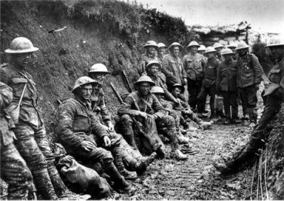 Ierse fuseliers in de loopgraven in WO I. Onzekerheid en twijfel aan de onkenbare werkelijkheid in de oorlog waren belangrijk in modernistische literatuur.