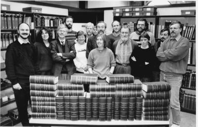 Redacteuren en medewerkers van het WNT in 1993, met op de voorgrond de tot dan toe verschenen delen (Foto Bouwens, Leidschendam).  http://bc.ub.leidenuniv.nl/bc/tentoonstelling/Wnt/Images/wnt%20afb6.JPG
