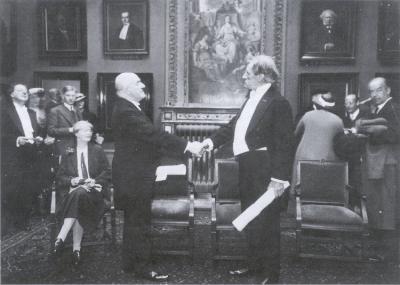   Lodewijk van Deyssel (l.) en Willem Kloos feliciteren elkaar met hun beider bevordering tot doctor honoris causa in de letteren en wijsbegeerte door de Universiteit van Amsterdam, 27 mei 1935.  Anton Korteweg en Murk Salverda (red.), 't Is vol van schatten hier... (deel I). De Bezige Bij / Nederlands Letterkundig Museum en Documentatiecentrum, Amsterdam / 's-Gravenhage 1986, p. 114.