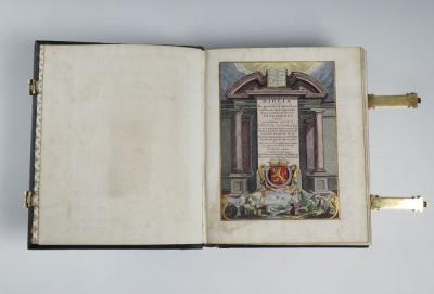 Op het titelblad van de Nederlandse Statenbijbel uit 1637 is de Staten-Generaal als opdrachtgever vermeld. Onderaan staat het wapen van de Republiek en een panorama van Leiden, waar de vertalers aan het project werkten.  http://www.entoen.nu/media.aspx?id=92