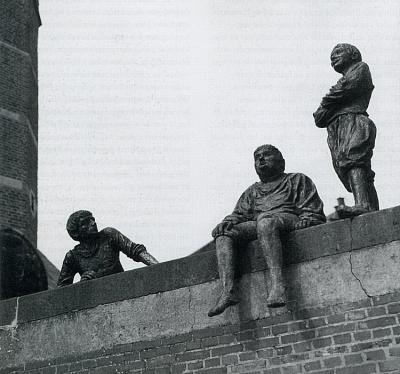 Drie bronzen scheepsjongens van Bontekoe bij de haven van Hoorn.  Karel Bostoen e.a., Bontekoe, de schipper, het journaal, de scheepsjongens. Zutphen etc., 1996, 82.