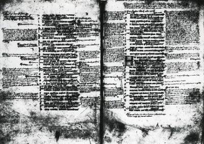 Cato 1300 / Het Egmondse Cato-handschrift (ca. 1300) heeft het typische uiterlijk van een middeleeuws schoolboek. Centraal, in grote letter, staat de Latijnse hoofdtekst. Tussen de regels en om de hoofdtekst heen zijn —ook in het Latijn— verklaringen of glossen geschreven.