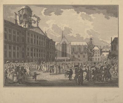 Vrijheidsfeest op de Dam in Amsterdam. Links het stadhuis op de Dam, rechts hiervan de Nieuwe Kerk. 