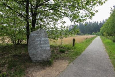 Monument voor Jan Campert bij Herinneringscentrum Kamp Westerbork. De eerste strofe van "De achttien dooden" is gebeiteld in een zwerfkei.