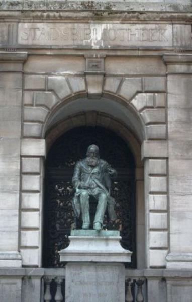 Het standbeeld van Hendrik Conscience te Antwerpen