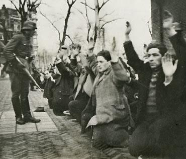 Razzia op het Waterlooplein, februari 1941. 425 joodse mannen worden met geweld opgepakt.