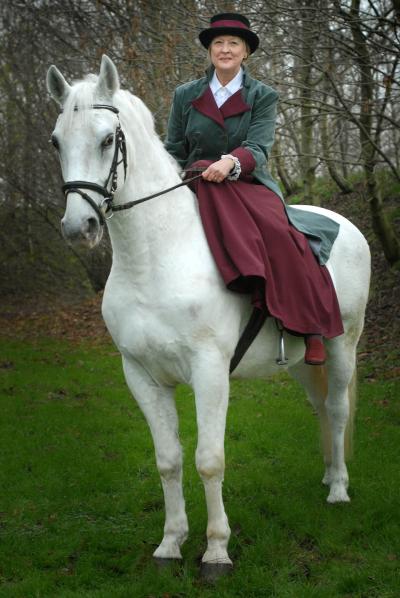 Foto van Monika van Paemel op een Lipizzaner in 2006 