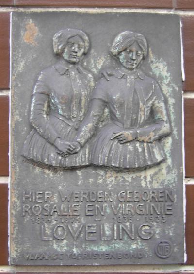 Gedenkplaat aan het geboortehuis van de schrijfsters Virginie Loveling (1836-1923) en Rosalie Loveling (1834-1875)