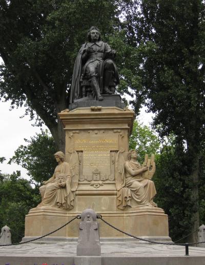 Vondelmonument in het Vondelpark in Amsterdam. Het beeld is ontworpen door Louis Royer en vervaardigd door Jean Theodore Stracké. 