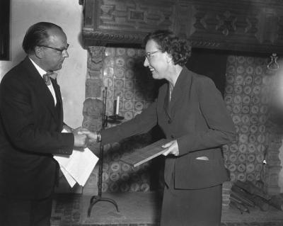 Anna Blaman ontvangt de P.C. Hooftprijs, 29 mei 1957.