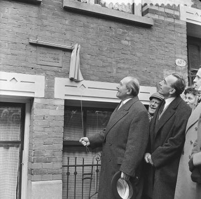 Elsschots oudste zoon Walter De Ridder onthult een gedenkplaat voor zijn vader in Rotterdam, 30 maart 1962.