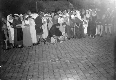 Scéne uit een opvoering in 1950, waarbij de inwoners van Nijmegen zich bekommeren om de neergestorte Mariken (Fotocollectie Regionaal Archief Nijmegen, GN15204)