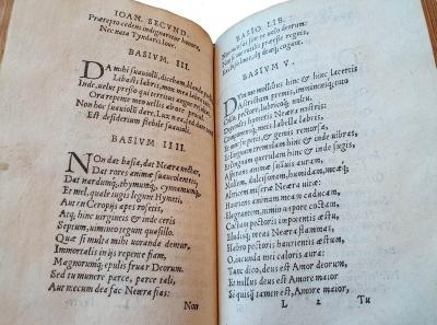 Een kijkje in een editie van het Liber Basiorum, die te vinden is in de Universiteitsbibliotheek Utrecht. Op deze pagina’s zijn een aantal van de gedichten (Basium III, IIII en V) te lezen.