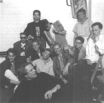 Foto van groep Maximalen. Staand: Arthur Lava, Joost Zwagerman, Bart Brey. Zittend, v.l.n.r.: K. Michel, René Stoute, Frank Starink, Dalstar, Pieter Boskma, Tom Lanoye, Johan Joos. Liggend: René Huigen