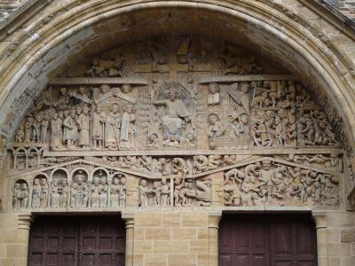 Het timpaan van de abdij Sainte-Foy de Conques (Frankrijk - Aveyron) dat het Laatste Oordeel voorstelt.