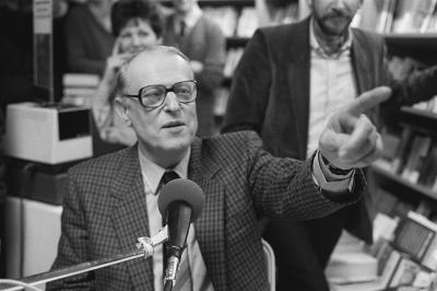 Willem Frederik Hermans wordt geïnterviewd in de Bijenkorf in 1985