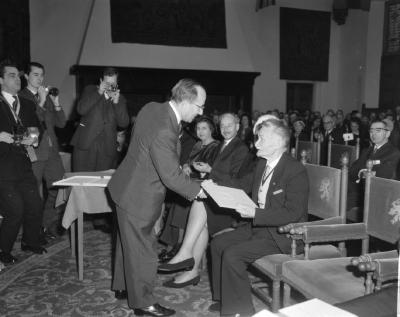 Stijn Streuvels ontvangt de Prijs der Nederlandse Letteren uit handen van minister Jo Cals, 15 december 1962