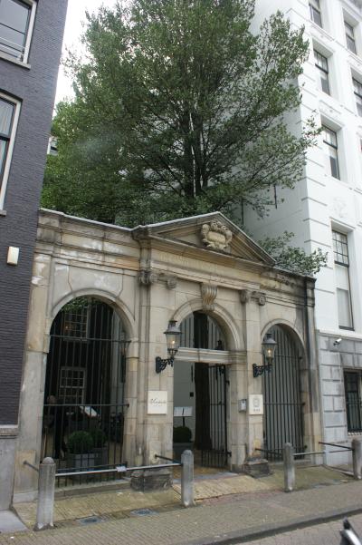 De oude Schouwburgpoort aan de Keizersgracht 384 te Amsterdam