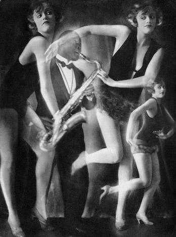 ‘Charleston’, 1927. Fotocollage van de Duitse fotografe Yva (Else Neuländer, 1900-1942), die mooi de schwung van de jazztijd laat zien.