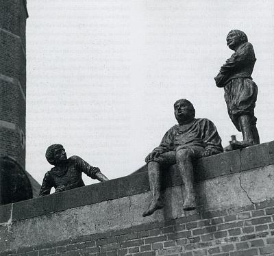 Drie bronzen scheepsjongens van Bontekoe bij de haven van Hoorn