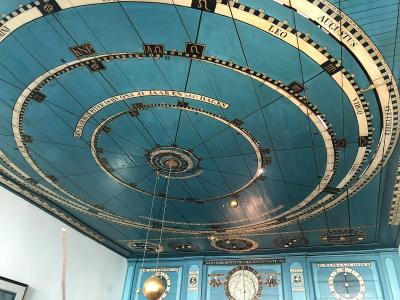 Foto van Eise Eisinga's Planetarium: Wijzerplaat in het plafond met de hemellichamen als hangende bollen 