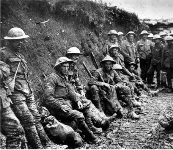 Ierse fuseliers in de loopgraven in WO I. Onzekerheid en twijfel aan de onkenbare werkelijkheid in de oorlog waren belangrijk in modernistische literatuur.