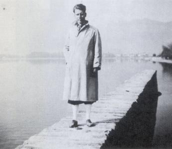   H. Marsman in Locarno, 1938.  Uit: Anton Korteweg en Murk Salverda (red.), 't Is vol van schatten hier... (2 delen). De Bezige Bij / Nederlands Letterkundig Museum en Documentatiecentrum, Amsterdam / 's-Gravenhage 1986. Deel 1, p. 300.