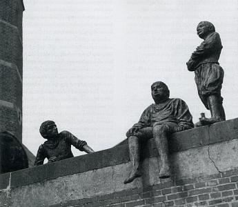 Drie bronzen scheepsjongens van Bontekoe bij de haven van Hoorn.  Karel Bostoen e.a., Bontekoe, de schipper, het journaal, de scheepsjongens. Zutphen etc., 1996, 82.