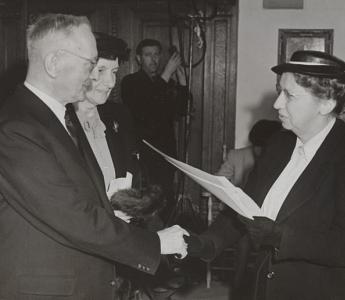 Ferdinand Bordewijk bij de uitreiking van de P.C. Hooftprijs in 1954