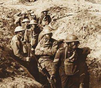 Australische soldaten in een loopgraaf. Frank Hurley [Public domain, No restrictions or CC BY 3.0]