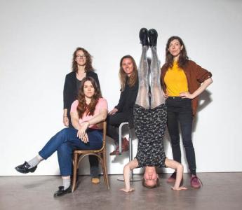 Foto van Nina Polak, Alma Mathijsen, Maartje Wortel, Niña Weijers, Hanna Bervoets. Fotograaf: Linda Stulic, De Volkskrant