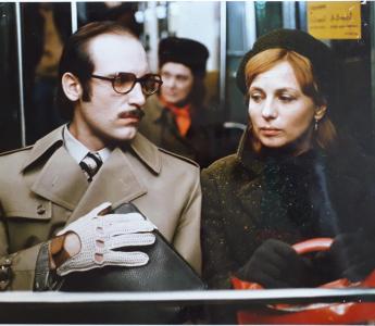 Hugo Metsers als Frits en Pleuni Touw als juffrouw Lenie in de verfilming van Zwaarmoedige Verhalen voor bij de Centrale Verwarming (1975)