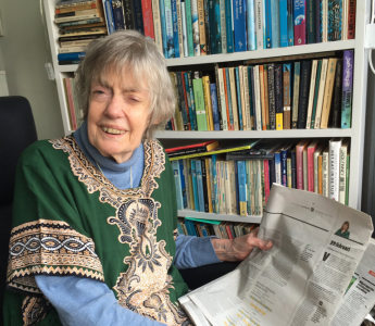 Tonke Dragt voor haar boekenkast