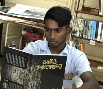 Een muloleerling leest Sams portret van Ismene Krishnadath.