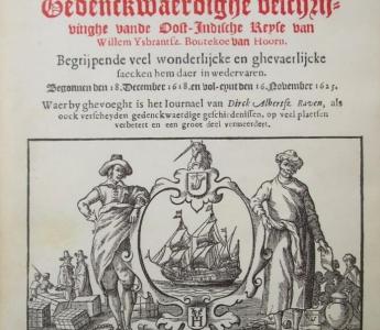 De titelpagina van de tweede druk van Bontekoes Journael toont zijn schip en verwijzingen naar zijn thuisstad Hoorn, geflankeerd door een Hollandse en een Aziatische koopman.