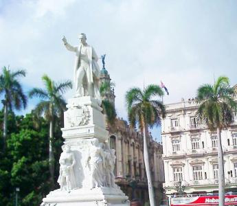 Lasana Sekou bij het beeld van José Marti in Cuba.