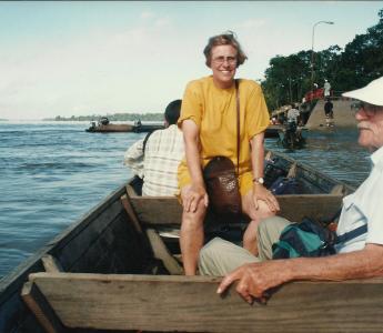 Hugo Pos en nog enkele personen, gezeten in een klein bootje.