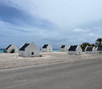 Slavenhuisjes nabij de zoutpannen van Bonaire