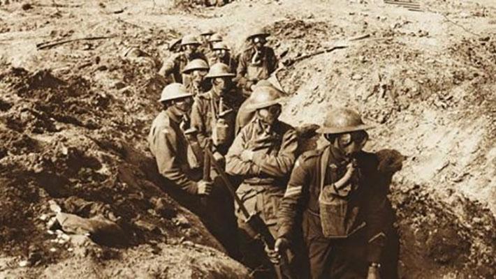 Australische soldaten in een loopgraaf. Frank Hurley [Public domain, No restrictions or CC BY 3.0]