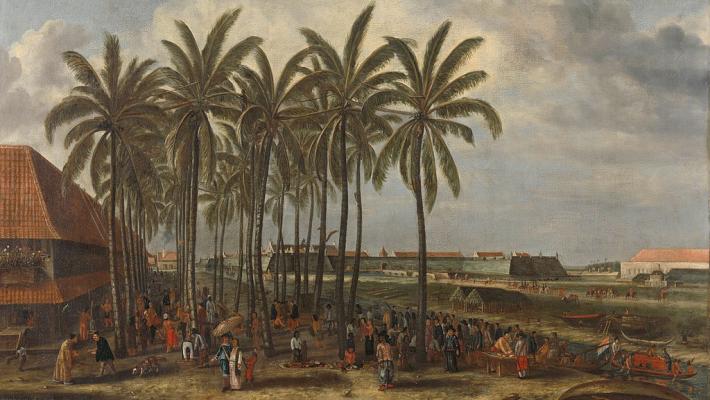Schilderij: "Het kasteel van Batavia" toont een markt in de buitenlucht. Onder palmbomen lopen tientallen vrije en slaafgemaakte mensen. Op de achtergrond is een vesting te zien, kasteel of fort Batavia, het administratieve centrum van de VOC.