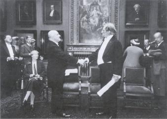   Lodewijk van Deyssel (l.) en Willem Kloos feliciteren elkaar met hun beider bevordering tot doctor honoris causa in de letteren en wijsbegeerte door de Universiteit van Amsterdam, 27 mei 1935.  Anton Korteweg en Murk Salverda (red.), 't Is vol van schatten hier... (deel I). De Bezige Bij / Nederlands Letterkundig Museum en Documentatiecentrum, Amsterdam / 's-Gravenhage 1986, p. 114.