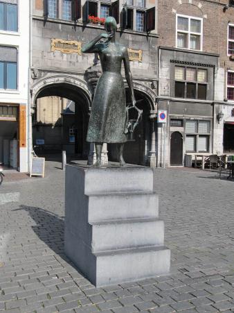 In Nijmegen is op de Grote Markt een standbeeld van Mariken te bewonderen. Ook Moenen heeft zijn eigen standbeeld, wat elders in het stadscentrum te vinden is.