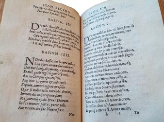 Een kijkje in een editie van het Liber Basiorum, die te vinden is in de Universiteitsbibliotheek Utrecht. Op deze pagina’s zijn een aantal van de gedichten (Basium III, IIII en V) te lezen.