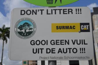 Een voorlichtingsbord in de straten van Paramaribo
