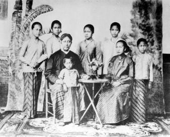 Studioportret van Raden Adjeng Kartini met haar ouders, zussen en broer