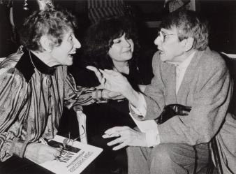 Josepha Mendels, Anja Meulenbelt en Beb Vuyk tijdens uitreiking Anna Bijns Prijs voor Nederlandse schrijfsters aan Mendels, 1986. Collectie Literatuurmuseum.