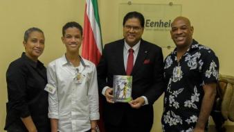 D’Angelo Trustfull biedt zijn boek Hope aan de Surinaamse president Santokhi aan, maart 2022