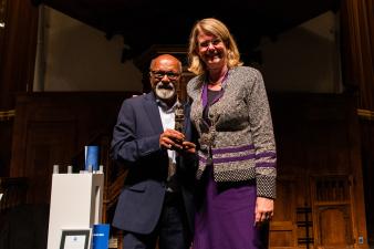 Jit Narain ontvangt de naar hem vernoemde Cultuurprijs 