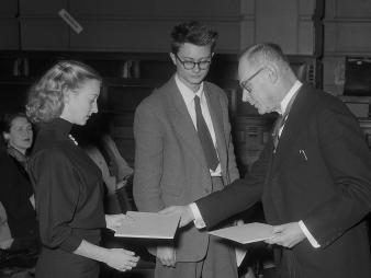 Ellen Warmond en Remco Campert ontvangen de Reina Prinsen Geerligs Prijs (1953). 